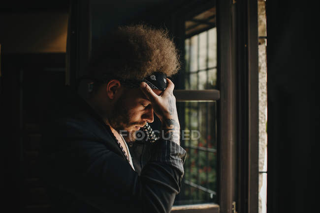 Triste homme à la coiffure afro — Photo de stock