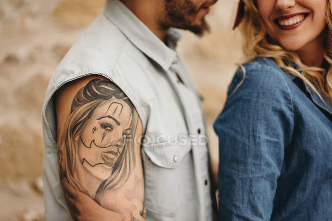 Homem com tatuagem de seu rosto de namoradas — Fotografia de Stock