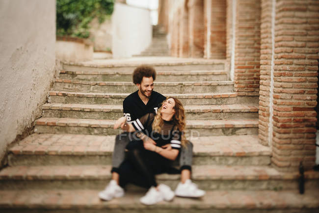 Paar lacht beim Umarmen — Stockfoto