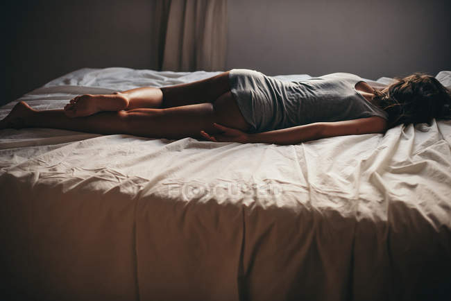 Sexy Frau auf dem Bett — Stockfoto