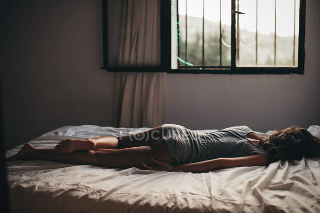 Sexy Frau auf dem Bett — Stockfoto