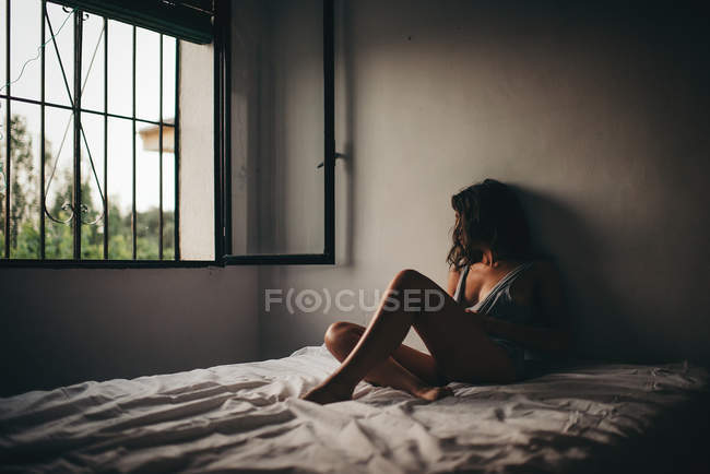Sexy giovane donna sul letto — Foto stock