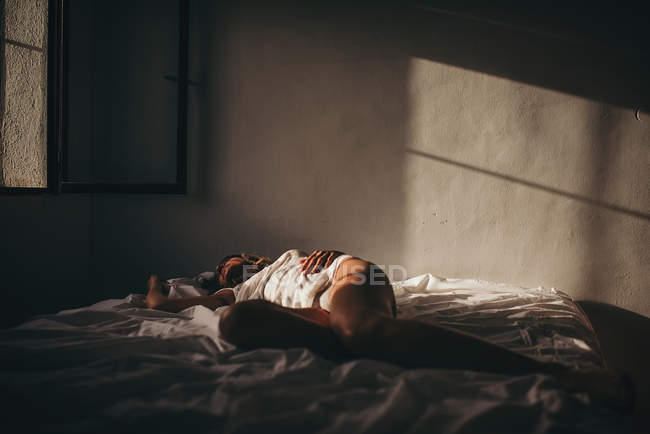 Sinnliche Frau auf dem Bett liegend — Stockfoto
