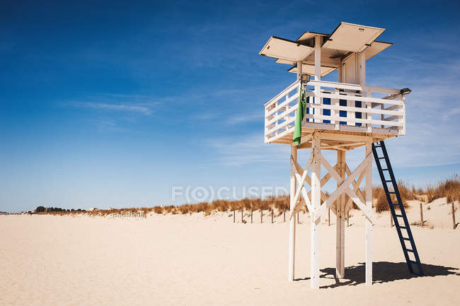 Спасательная станция на солнечном пляже — стоковое фото