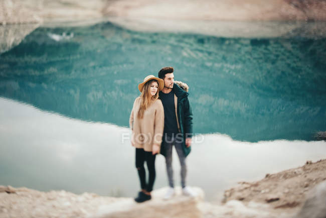 Підліток пара проти озера — стокове фото