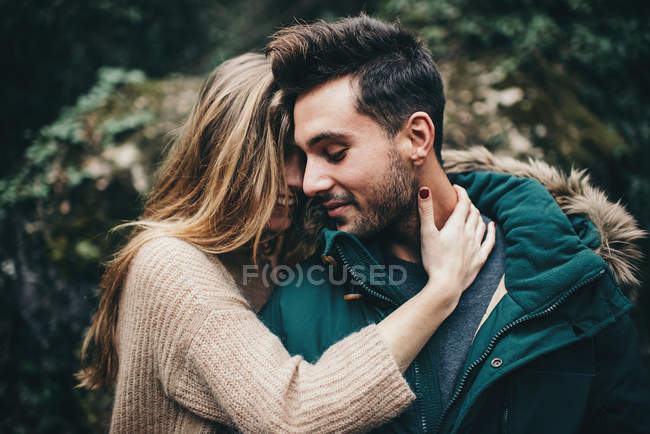 Jovem casal na floresta — Fotografia de Stock