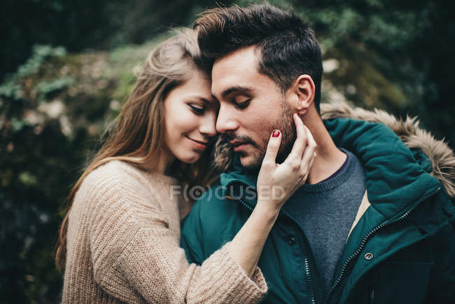 Jeune couple en forêt — Photo de stock