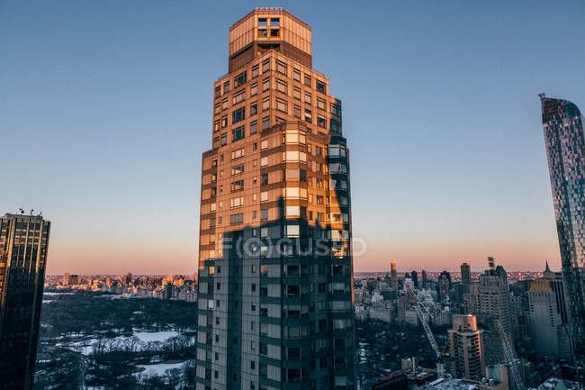 Skyscrapper torre na luz do sol — Fotografia de Stock