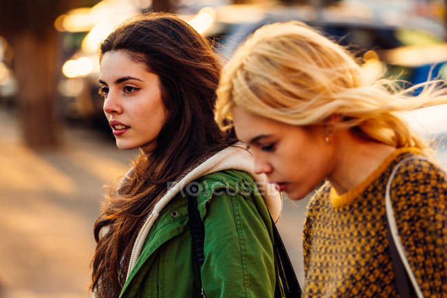 Due ragazze in scena urbana — Foto stock
