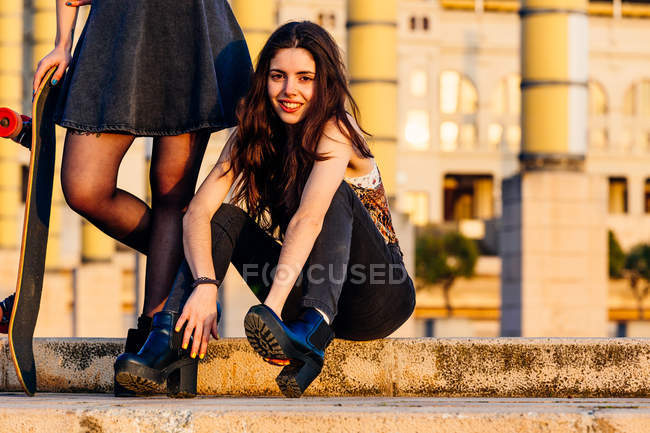 Mädchen sitzt auf Treppe und blickt in Kamera — Stockfoto