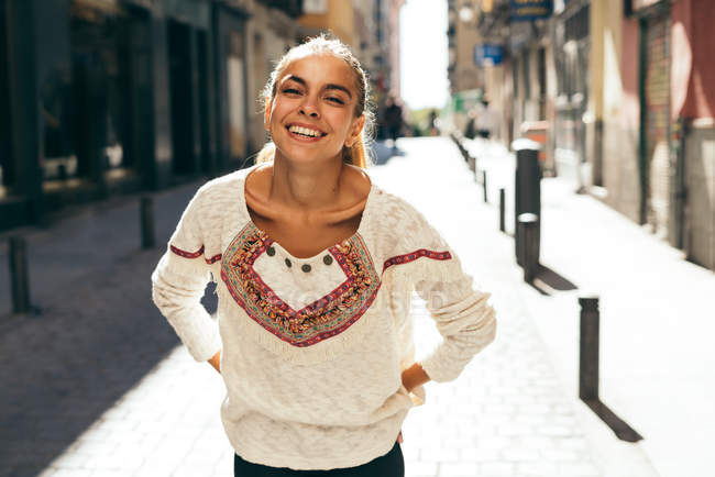 Riendo joven mujer en la calle - foto de stock