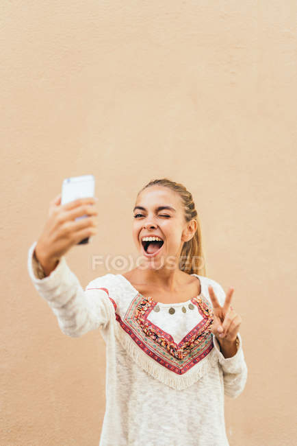 Jovem mulher fazendo selfie — Fotografia de Stock