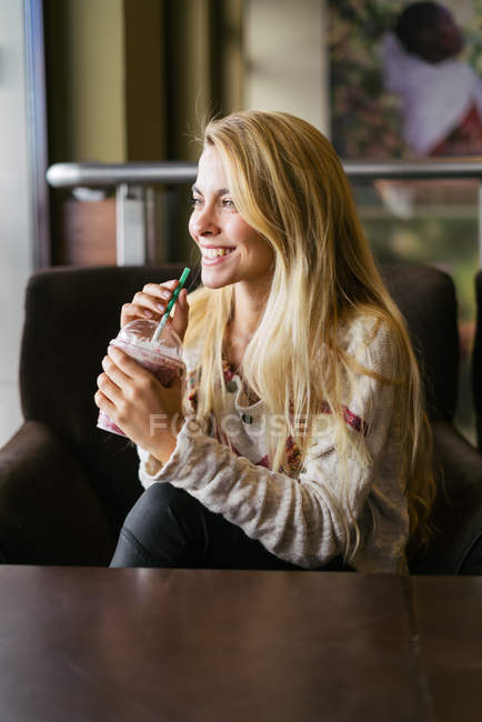Молодая блондинка с коктейлем — стоковое фото