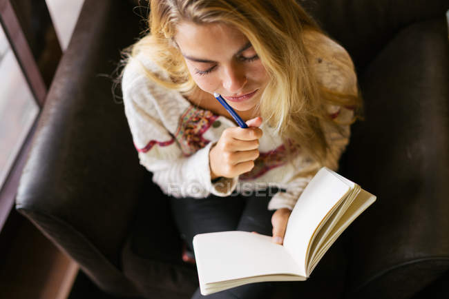 Woman making notes — Stock Photo