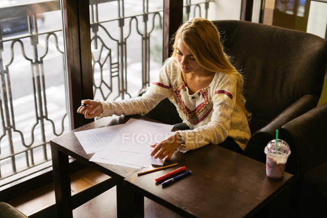Woman making notes — Stock Photo