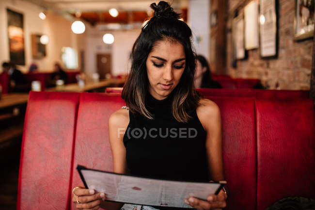 Menu de leitura menina no café — Fotografia de Stock