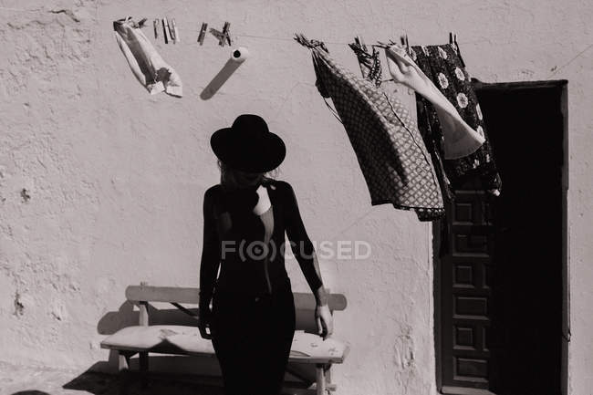 Жінка в капелюсі позує на сонячному світлі — стокове фото
