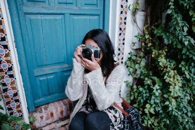 Mujer joven tomando fotos - foto de stock