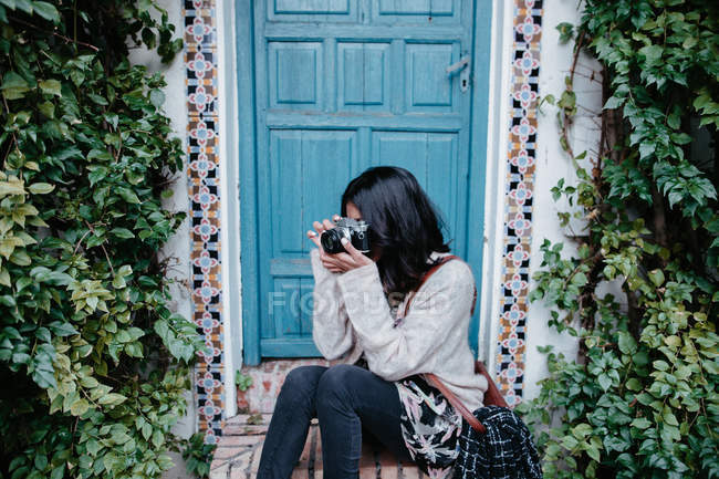 Young woman taking pictures — Stock Photo