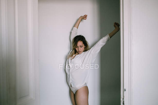 Donna assonnata stretching — Foto stock