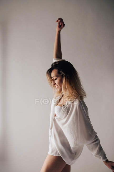 Giovane donna stretching — Foto stock