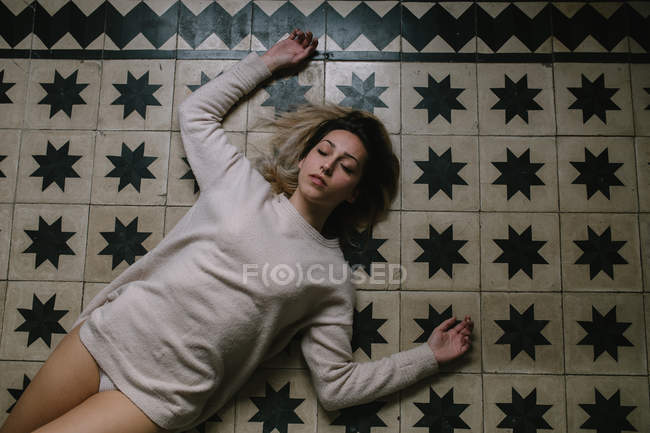 Woman lying on floor — Stock Photo