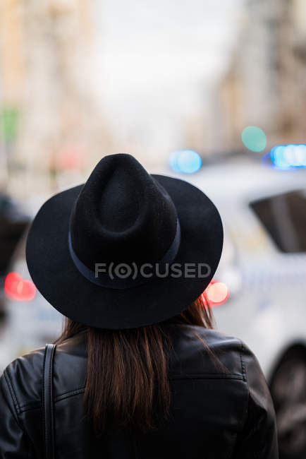 Femme portant un chapeau — Photo de stock