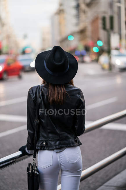 Frau mit Hut schaut auf den Verkehr — Stockfoto