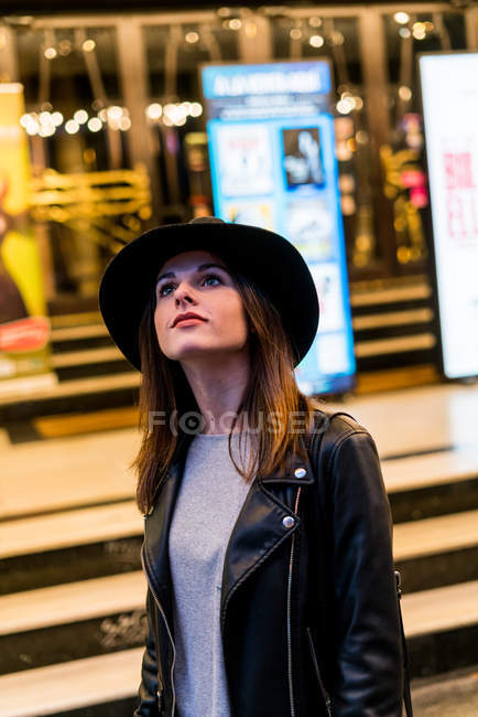 Mujer joven caminando en el centro comercial - foto de stock