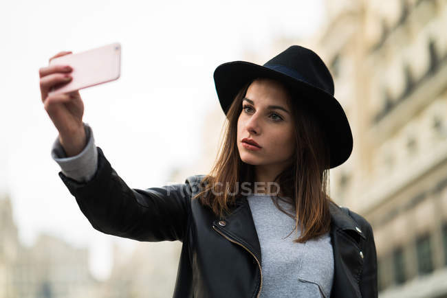 Femme faisant selfie dans la rue — Photo de stock