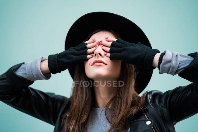 Giovane donna occhi chiusi con le mani — Foto stock