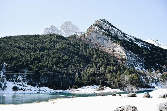 Montañas rocosas cubiertas de nieve - foto de stock
