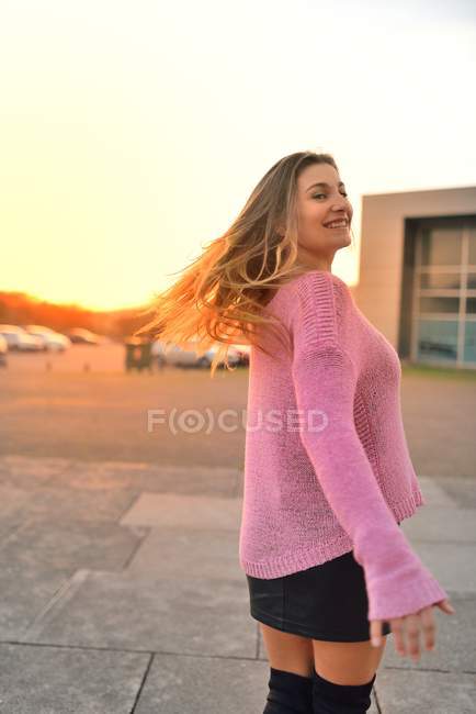 Femme blonde mignonne au coucher du soleil — Photo de stock