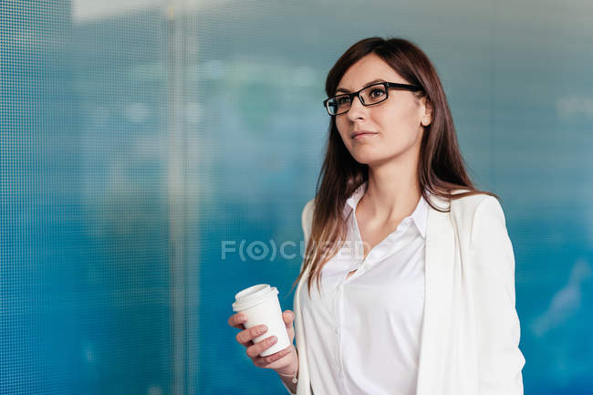 Елегантна смішна жінка з кавою, щоб піти — стокове фото