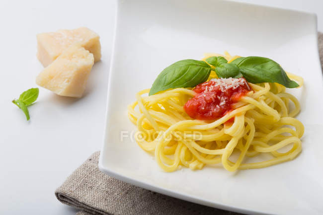 Spaghetti with tomato sauce on square plate — Stock Photo