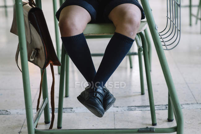 Школьник за столом в классе — стоковое фото