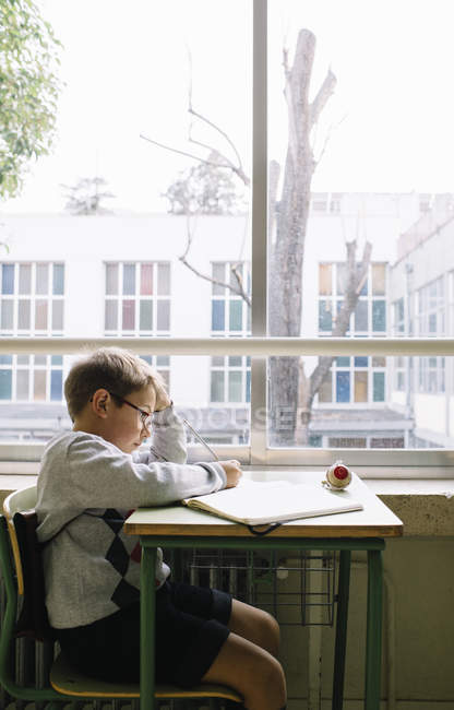 Petit enfant réfléchi à l'école — Photo de stock