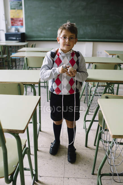 Niño con juguete en el aula - foto de stock