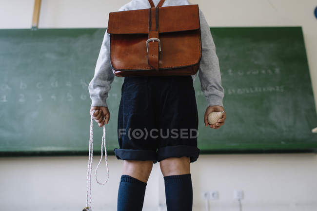 Niño con mochila en el aula - foto de stock
