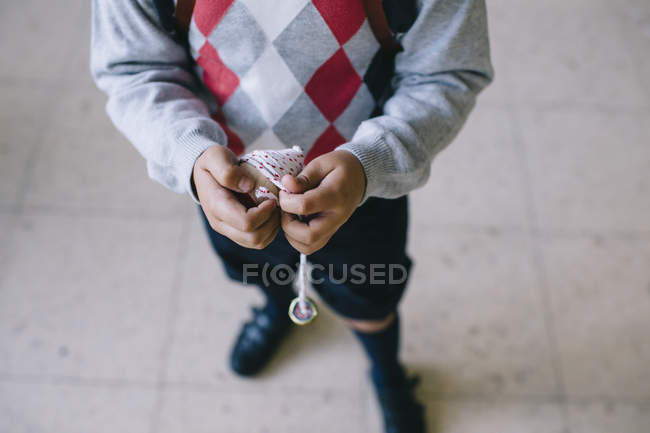 Junge mit Spielzeug im Klassenzimmer — Stockfoto