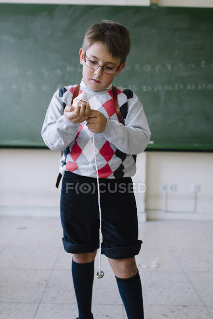 Junge mit Spielzeug im Klassenzimmer — Stockfoto