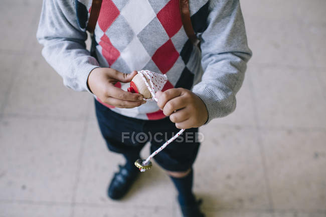 Мальчик с игрушкой в классе — стоковое фото