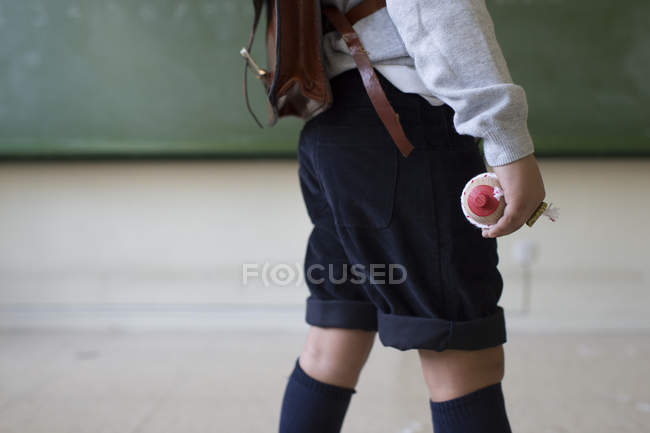 Menino com brinquedo em sala de aula — Fotografia de Stock