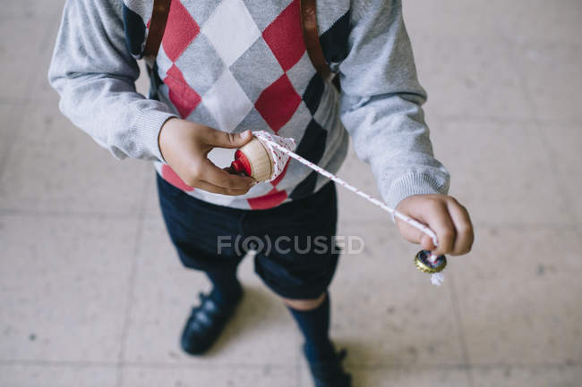 Menino com brinquedo em sala de aula — Fotografia de Stock