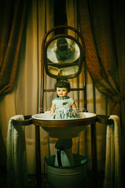 Bambola spettrale nel lavandino vintage — Foto stock