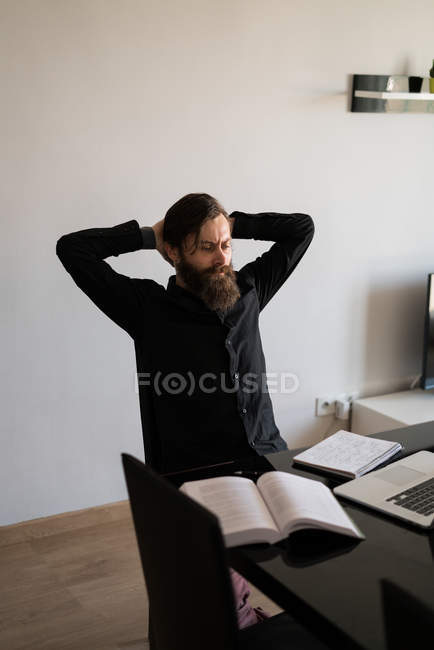 Uomo pensieroso che lavora al computer portatile — Foto stock