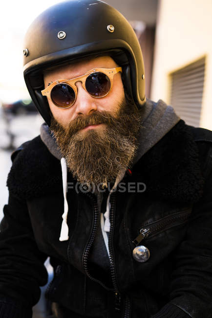 Бородатый байкер в солнечных очках — мужчина, всадник - Stock Photo
