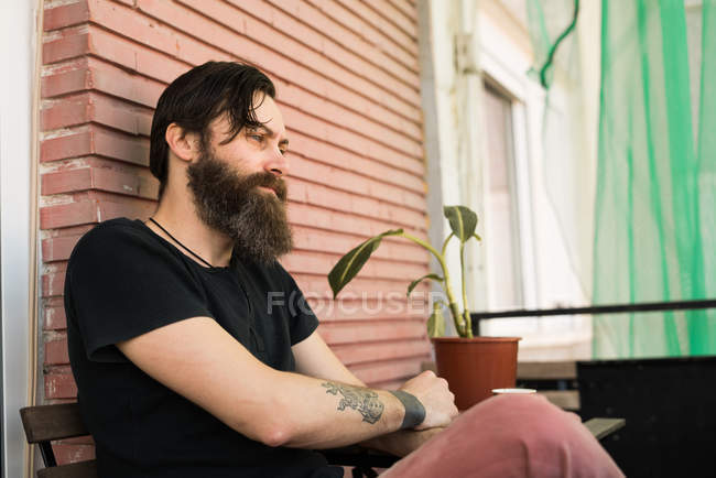 Uomo premuroso seduto sulla terrazza — Foto stock