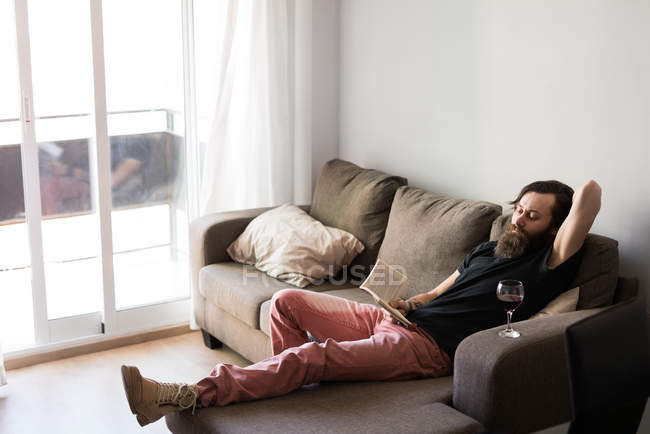 Homem com livro e vinho — Fotografia de Stock
