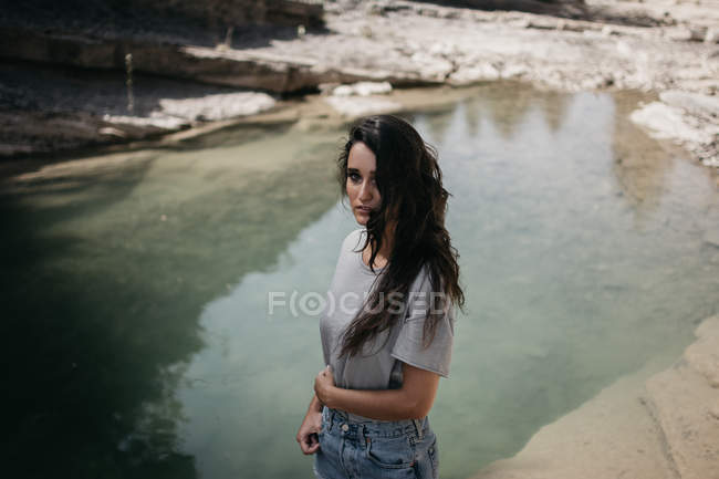 Sensuale donna al lago — Foto stock